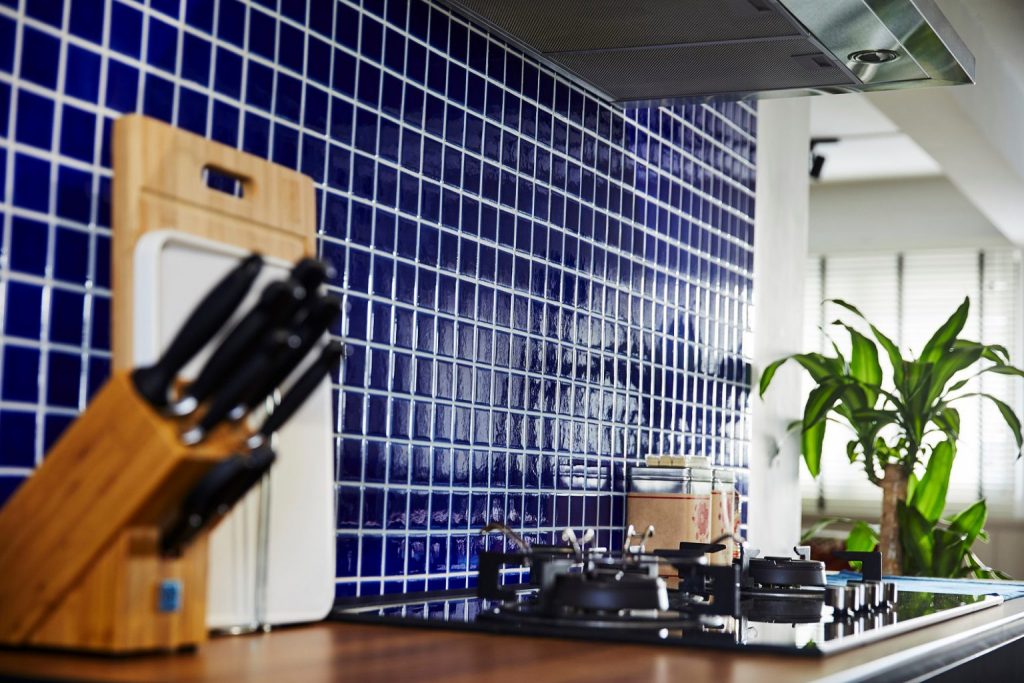 Photo of HDB kitchen with blue tiled backsplash