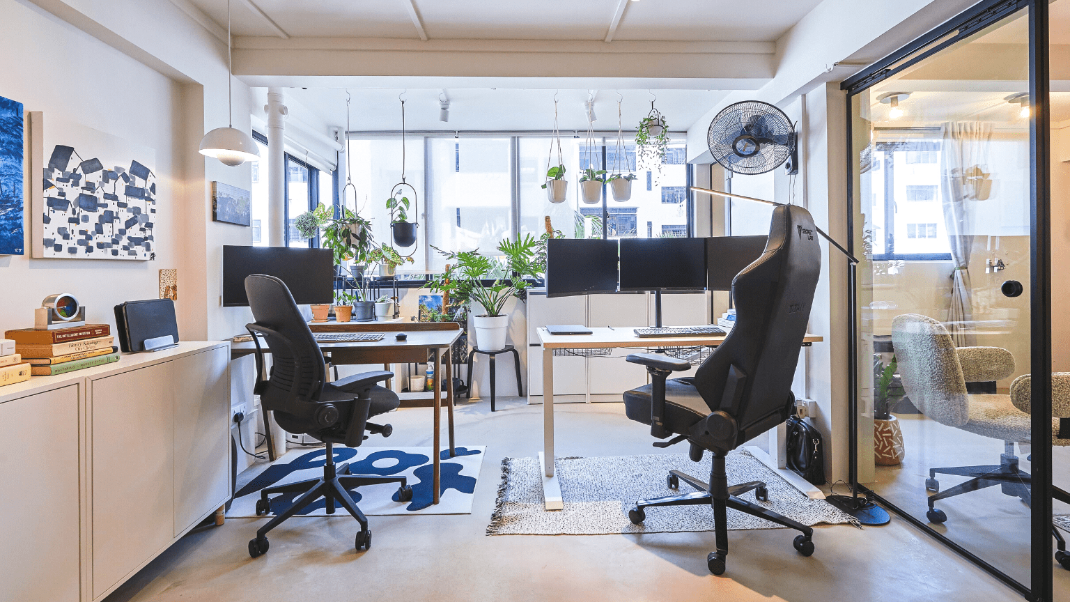 Read more about the article Home Tours: A Monochrome Greenhouse with Retro Influences